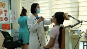 Bác sĩ chuyên khoa Tâm Care khám nội soi xoang mũi 